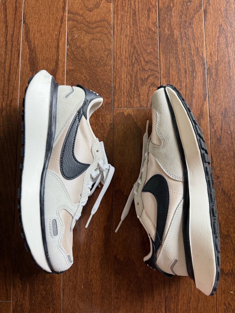 Nike women’s Phoenix waffle sneakers size 6.5 in white, and black - Picture 2 of 12